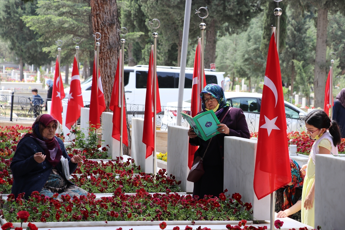 Denizli'de arife gününde şehit kabirleri ziyaret edildi