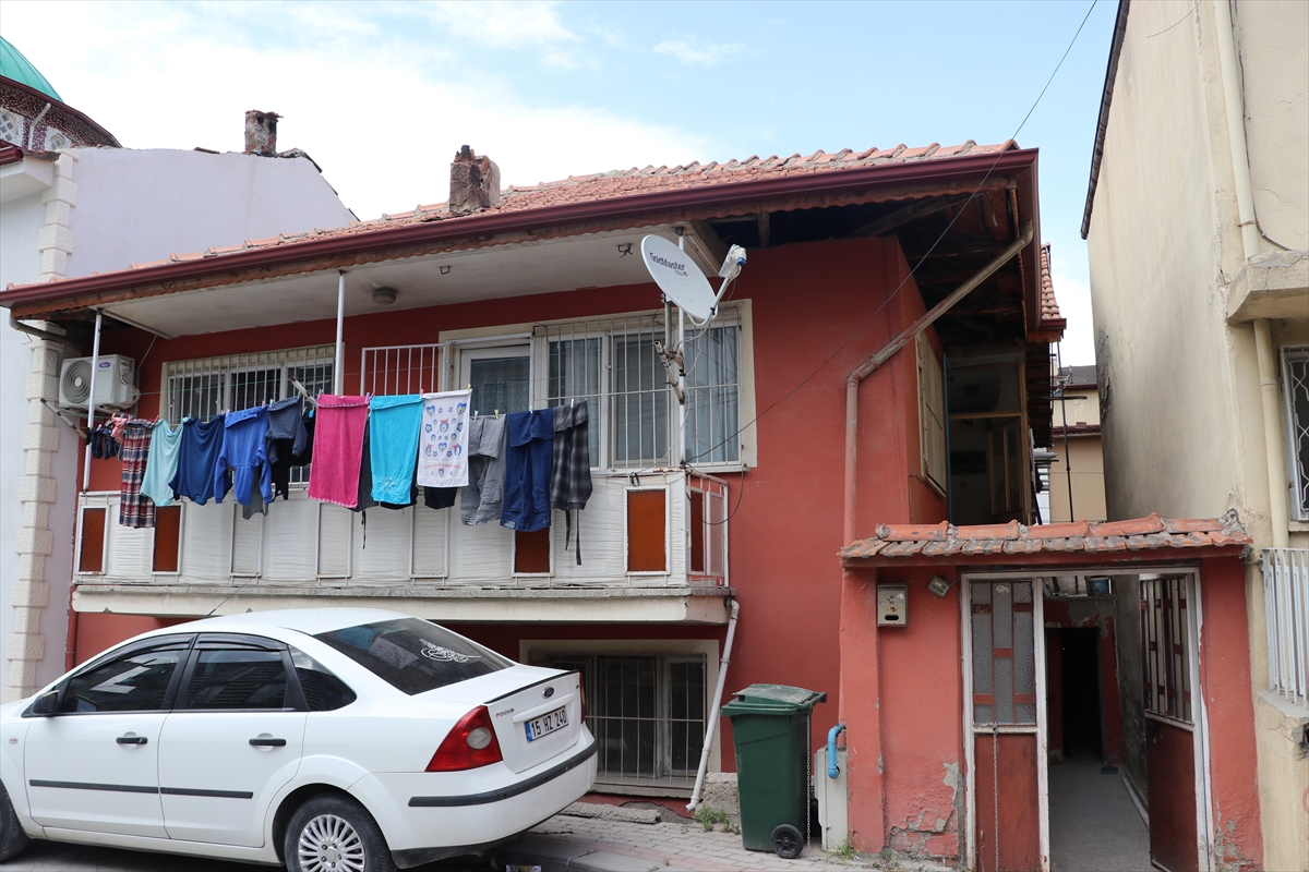 Denizli'de girdiği evde yemek yiyen ve banyo yapan hırsız not bırakıp kaçtı