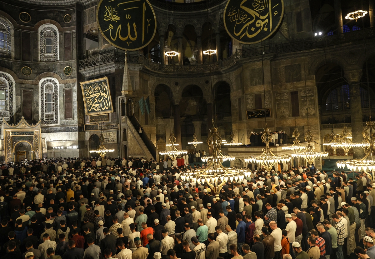 Diyanet İşleri Başkanı Erbaş, fethin yıl dönümünde İstanbul'da sabah namazı programına katıldı: