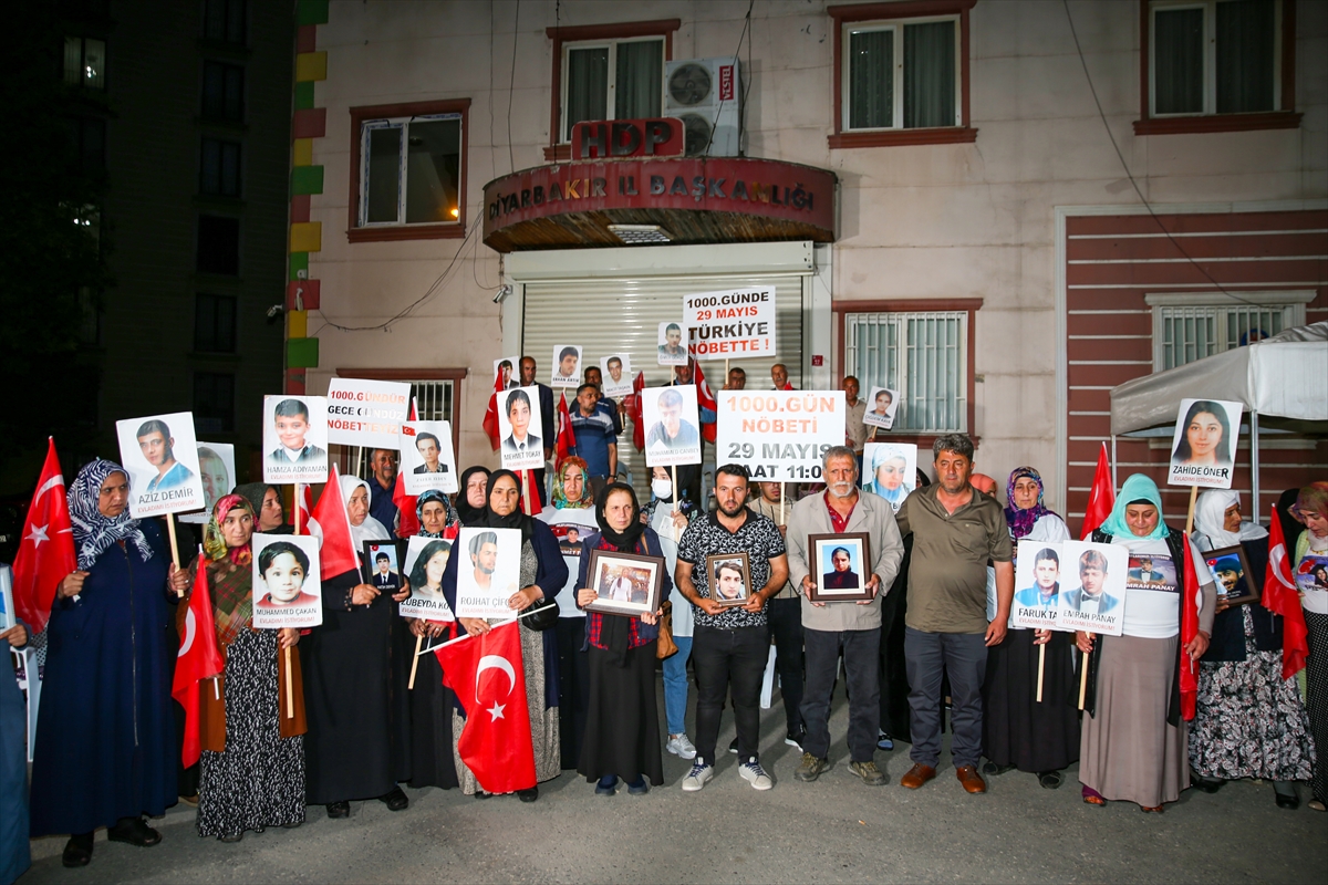 Diyarbakır annelerinin akşam da sürdürdüğü oturma eylemine 4 aile daha katıldı