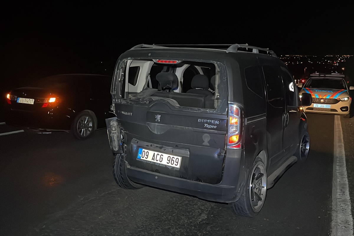 Elazığ'da otomobil ile hafif ticari aracın çarpıştığı kazada 5 kişi yaralandı