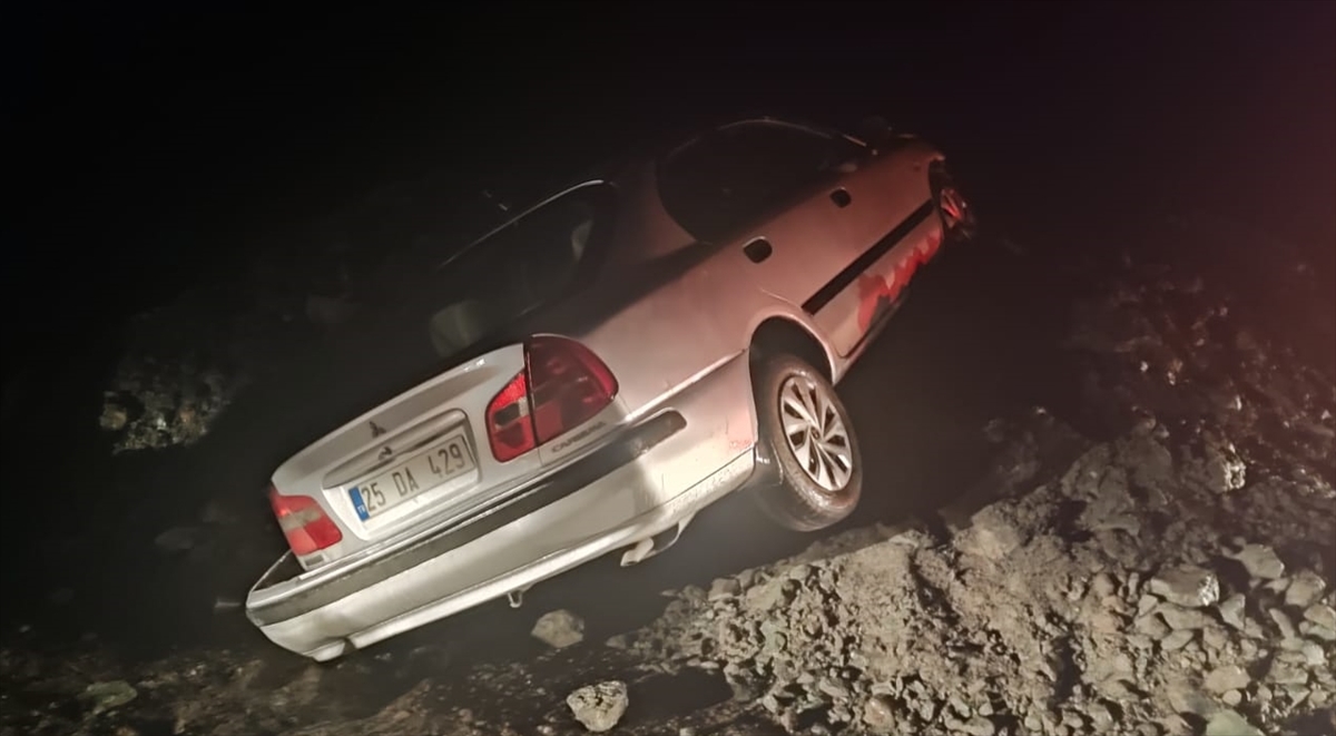 Erzincan'da yoldan çıkan otomobil toprak yığınına çarptı, 5 kişi yaralandı