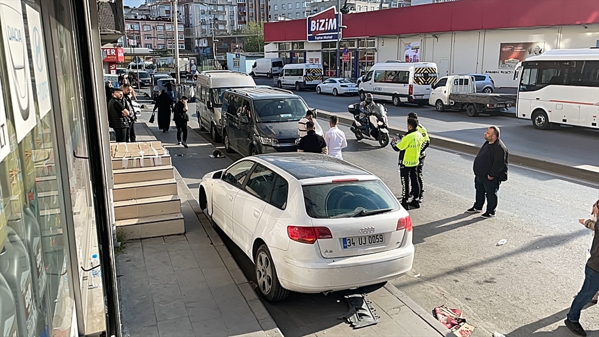 Esenler'de otomobilin kaldırıma çıkması sonucu 3 kişi yaralandı