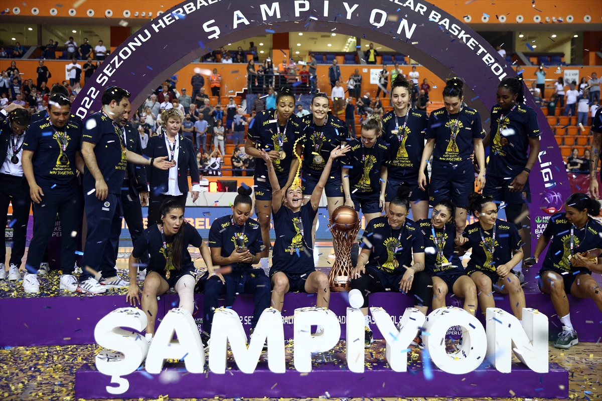 Herbalife Nutrition Kadınlar Basketbol Süper Ligi play-off final serisinde, ÇBK Mersin Yenişehir Belediyesi'ni 97-71 yenerek seriyi 3-0 kazanan Fenerbahçe Safiport şampiyon oldu.