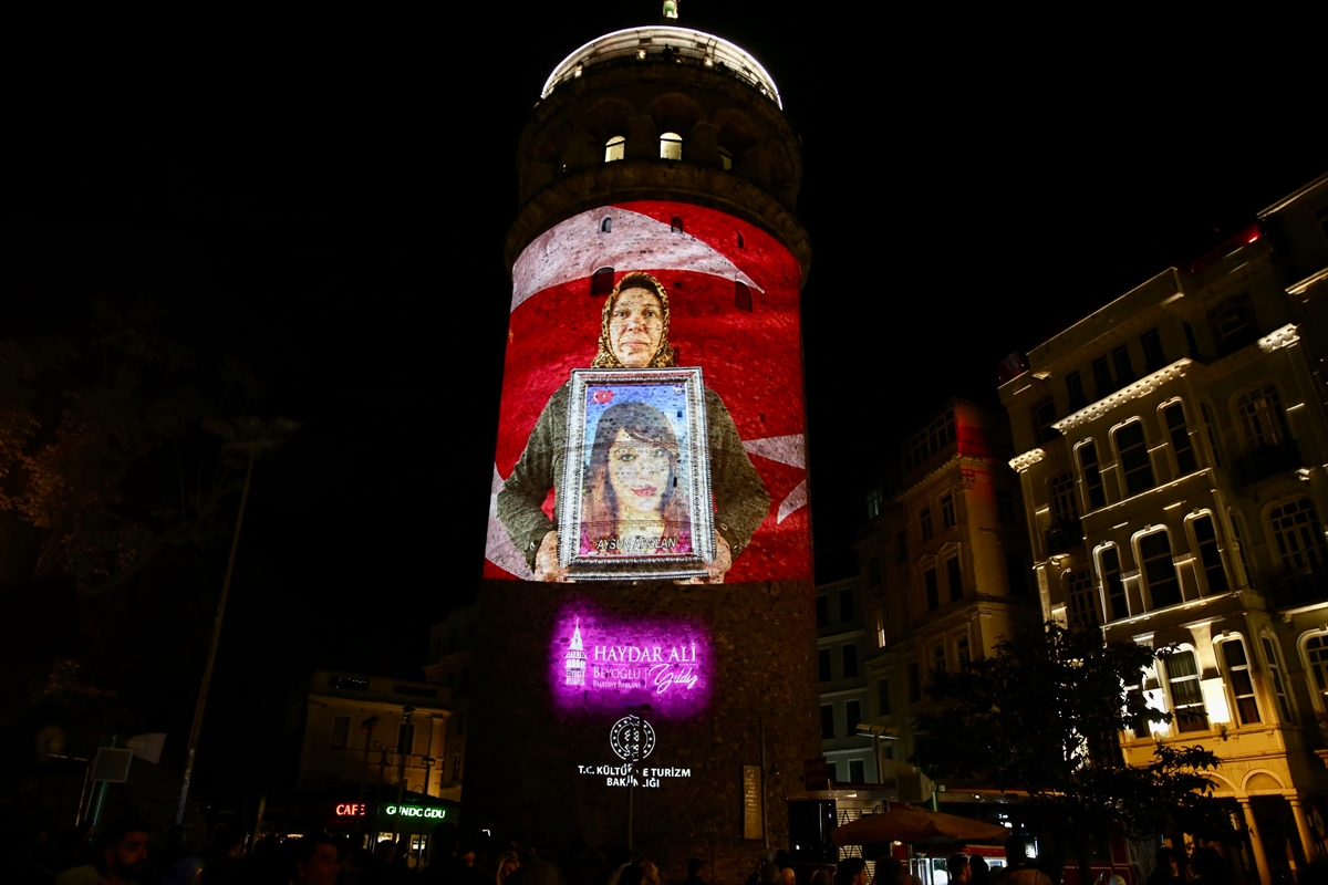 Galata Kulesi'ne yansıtılan fotoğraflarla Anneler Günü kutlandı