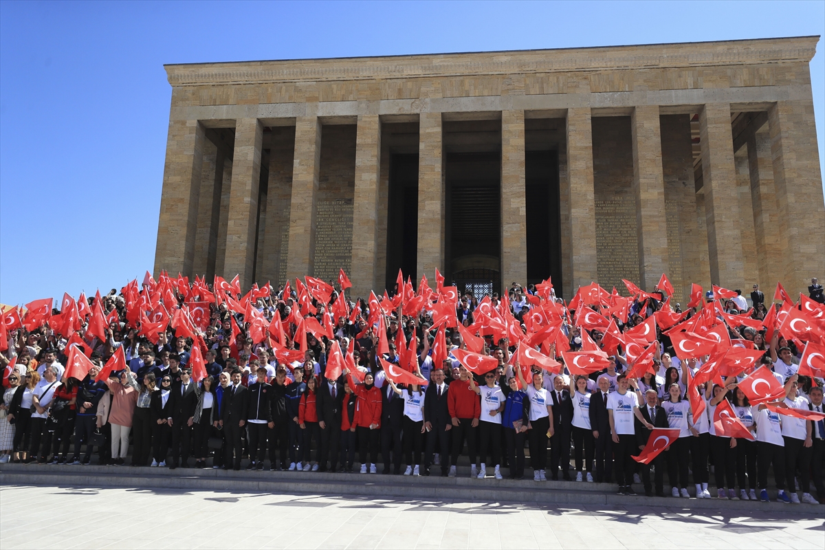 Gençlik ve Spor Bakanı Kasapoğlu, Anıtkabir'i ziyaret etti