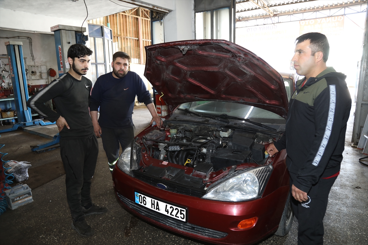 Güreş tutkunu oto lastikçi, çırakları spora kazandırıyor