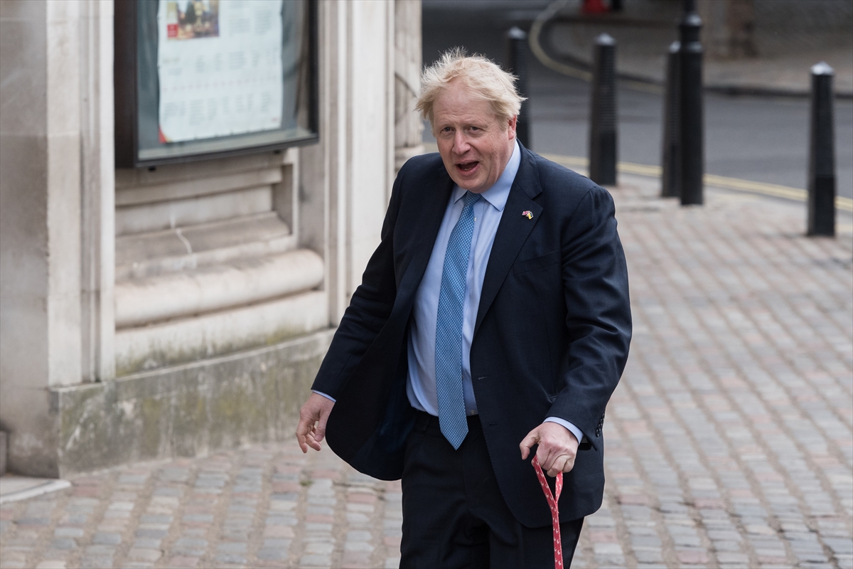 İngiltere Başbakanı Johnson, yerel seçimler için oyunu kullandı