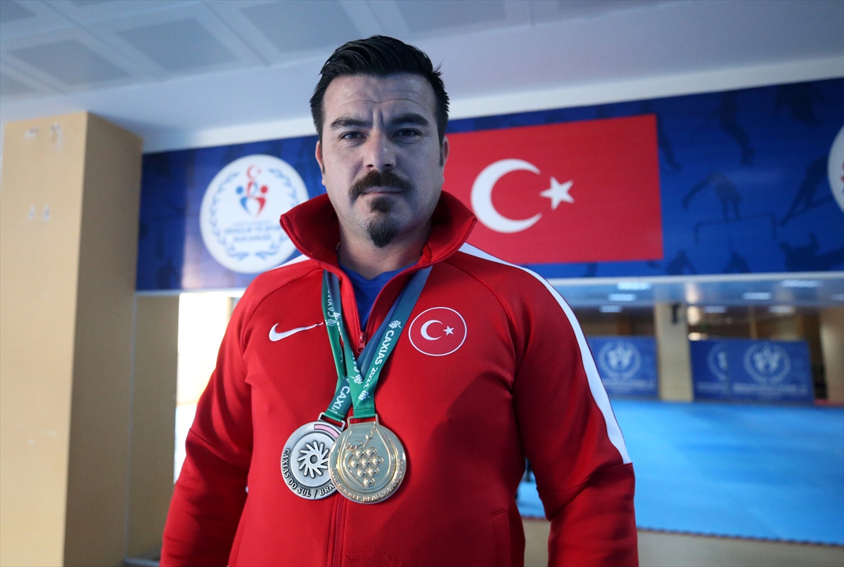 İşitme engelli karateci Sabri Kıroğlu, kazandığı olimpiyat madalyalarının gururunu yaşıyor: