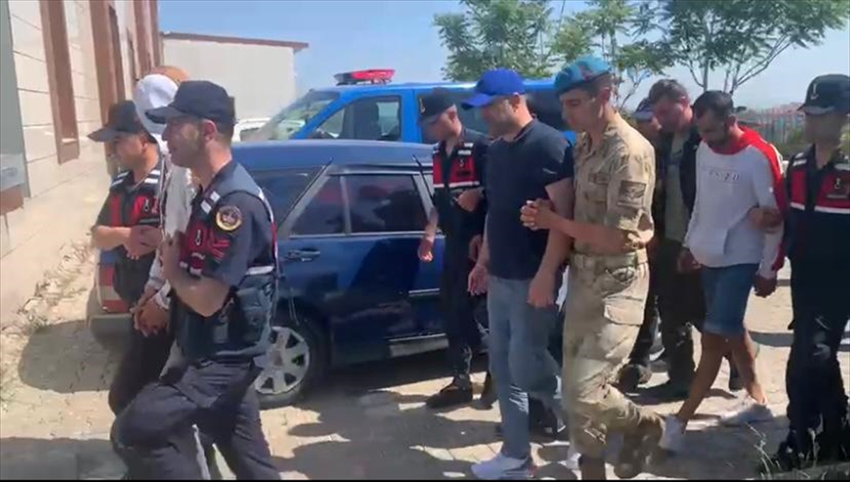 GÜNCELLEME – İzmir'de yasa dışı geçiş hazırlığındaki 118 düzensiz göçmen yakalandı