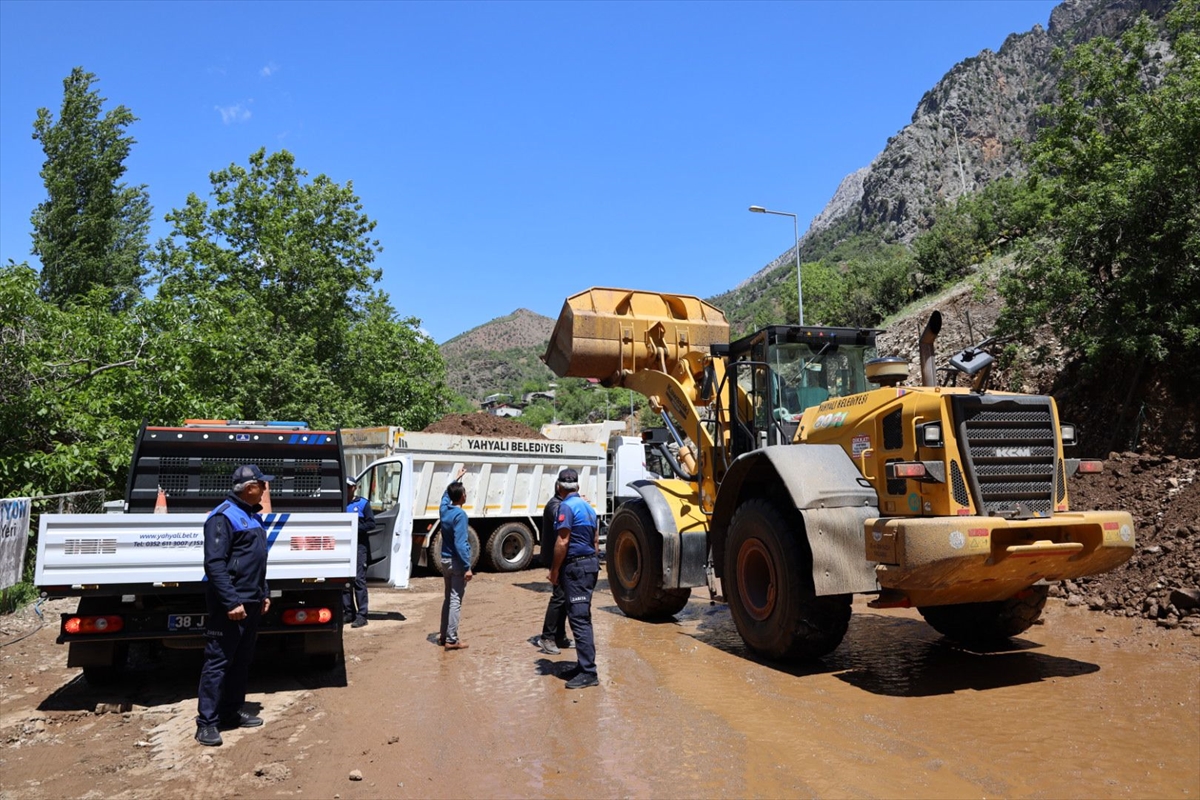 Kayseri'de sağanak nedeniyle yolda göçük oluştu