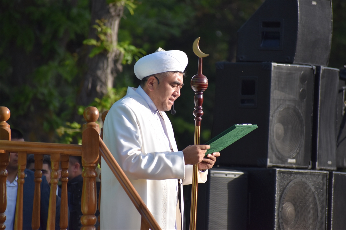 Kırgızistan'da Ramazan Bayramı namazı kılındı