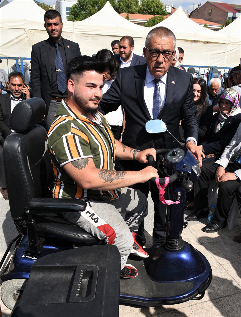 Kırşehir'de engellilere 82 akülü, 65 tekerlekli sandalye dağıtıldı