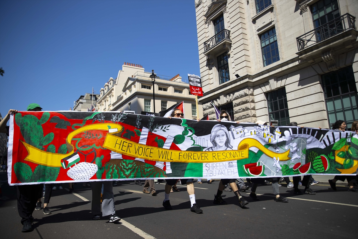 Londra'da İsrail'in Filistin'i işgali ve Al Jazeera muhabirinin öldürülmesi protesto edildi