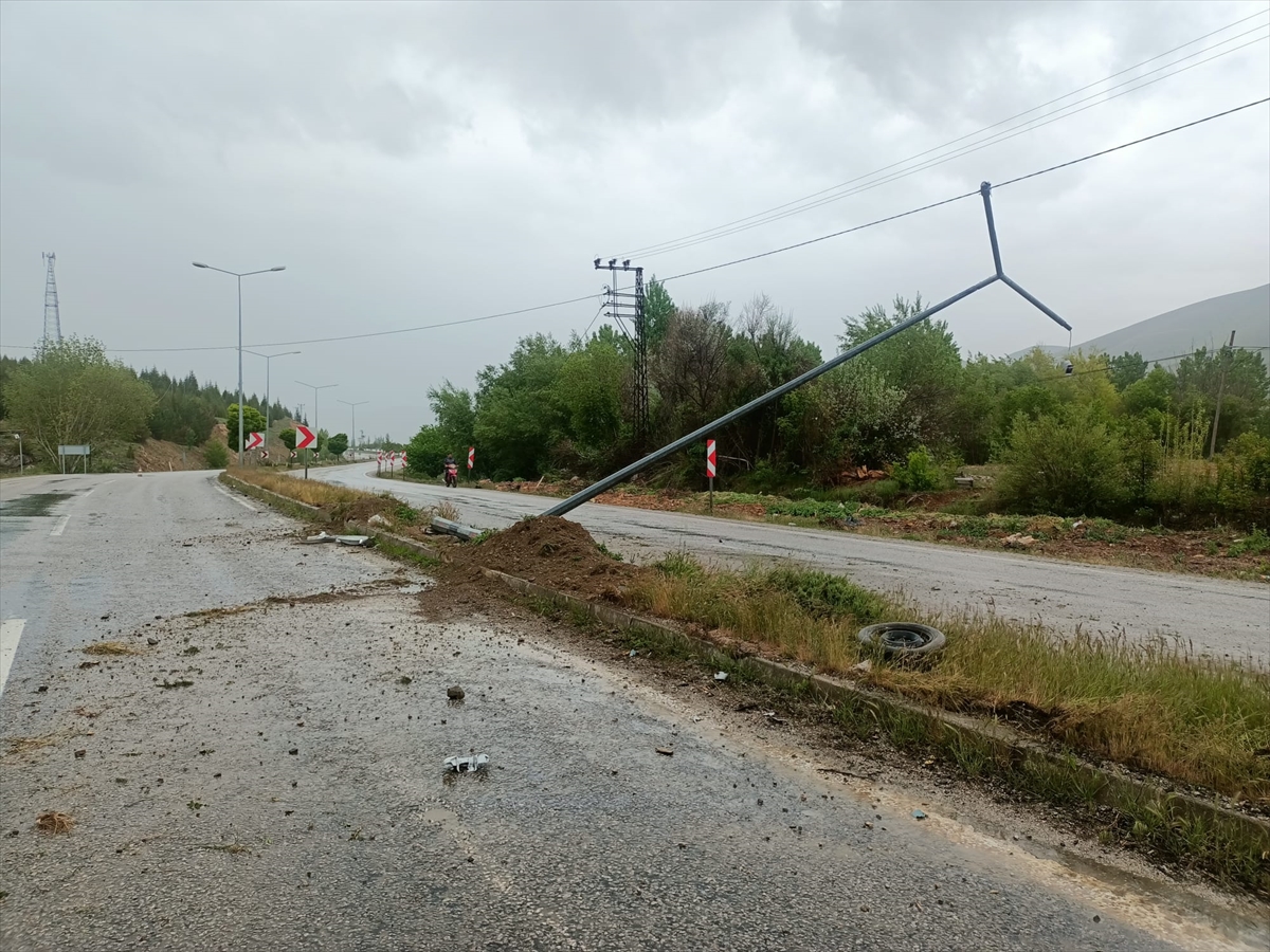 Malatya'da aydınlatma direğine çarpan araçtaki 2 kişi yaralandı