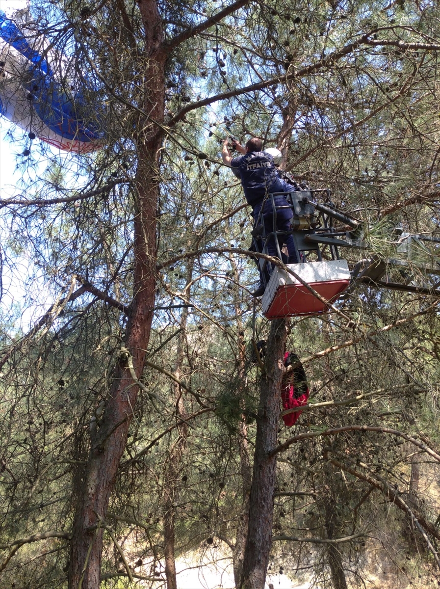 Manisa'da ağaçta asılı kalan amatör paraşütçü kurtarıldı