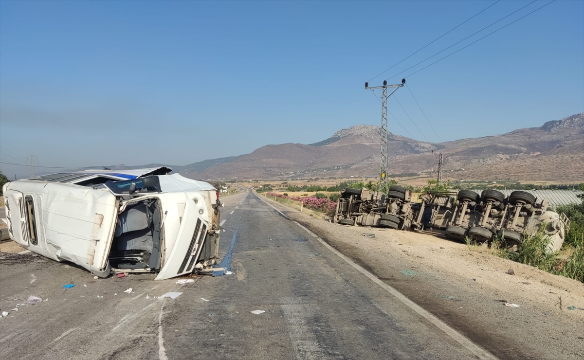 Mersin'de öğrenci servisiyle tır çarpıştı, 11 kişi yaralandı