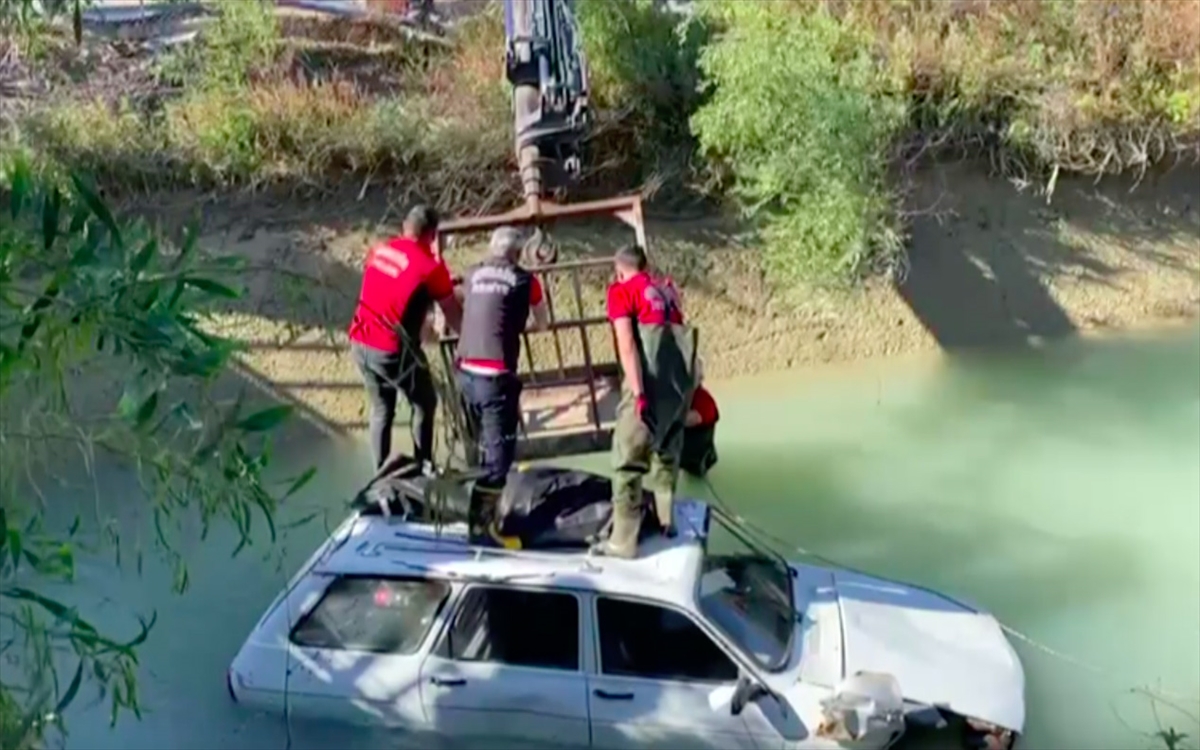 Mersin'de sulama kanalına devrilen otomobilin sürücüsü öldü