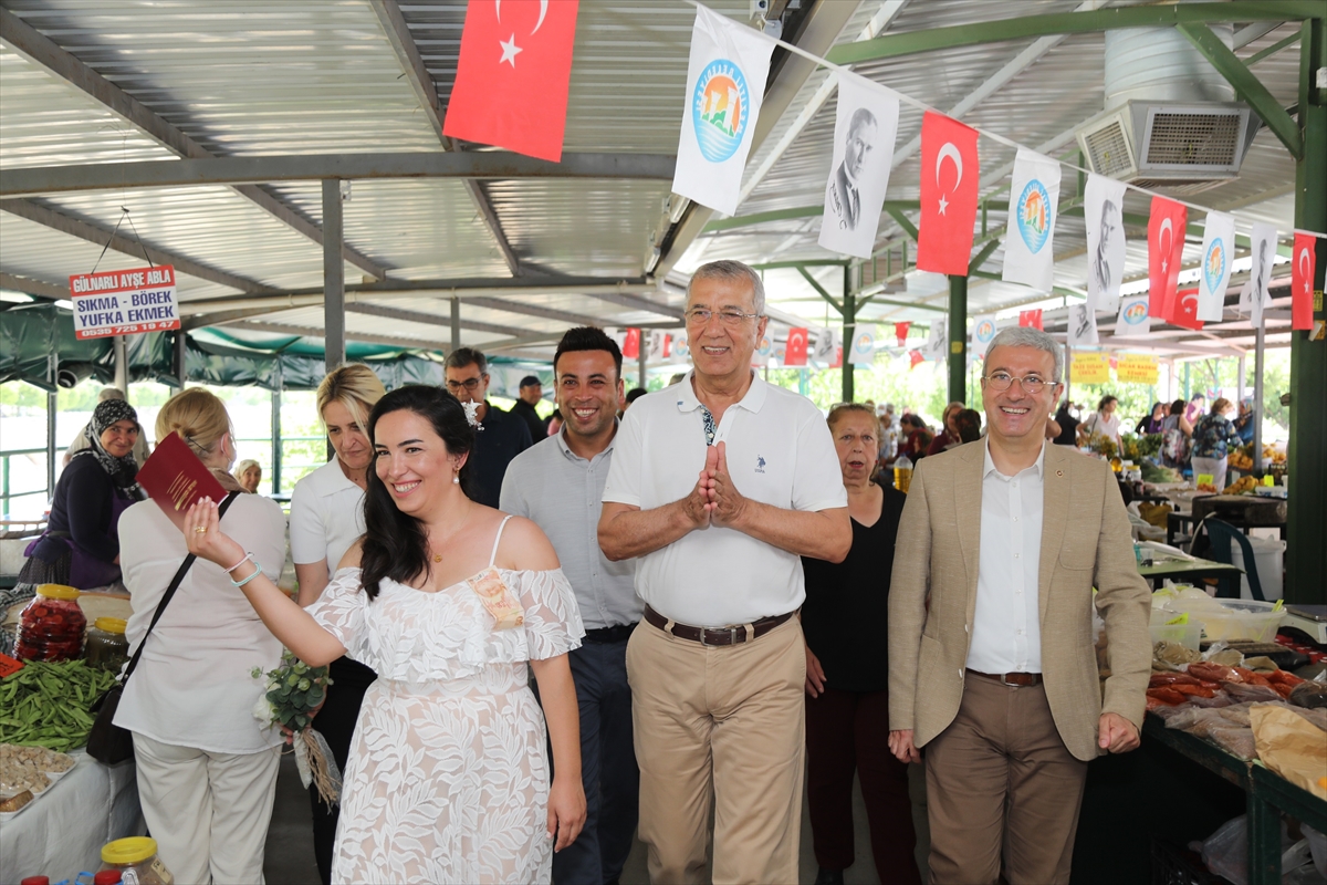 Mersinli çift, ailelerinin tezgah açtığı üretici pazarında dünya evine girdi