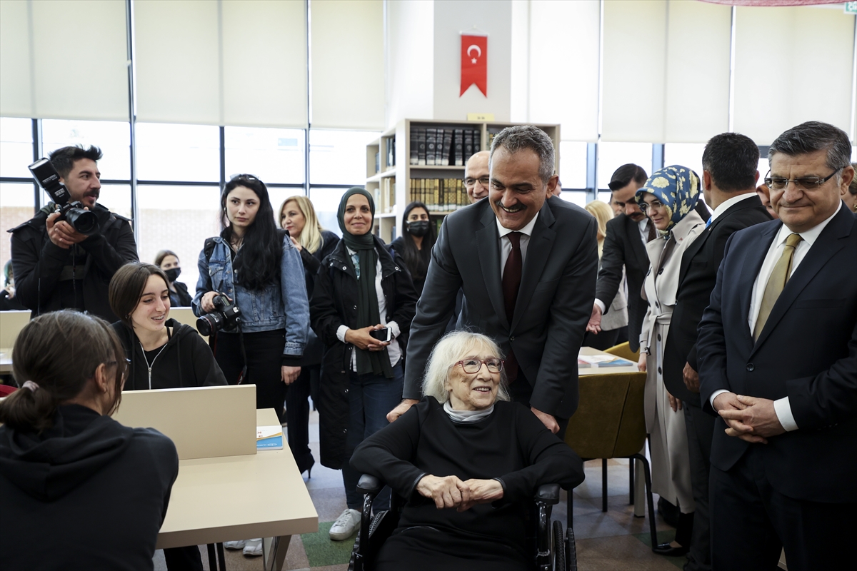 Milli Eğitim Bakanı Özer, Erenköy Kız Lisesi Alev Alatlı Kütüphanesi açılışında konuştu: