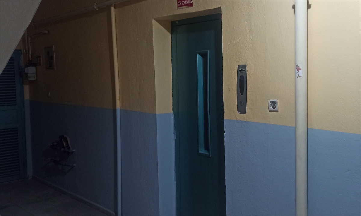Osmaniye'de asansörle duvar arasına sıkışan 1,5 yaşındaki çocuk ağır yaralandı