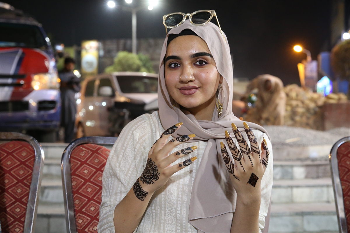 Pakistanlı kadınlar bayramı ellerinde kınalarla karşılama geleneğini sürdürüyor