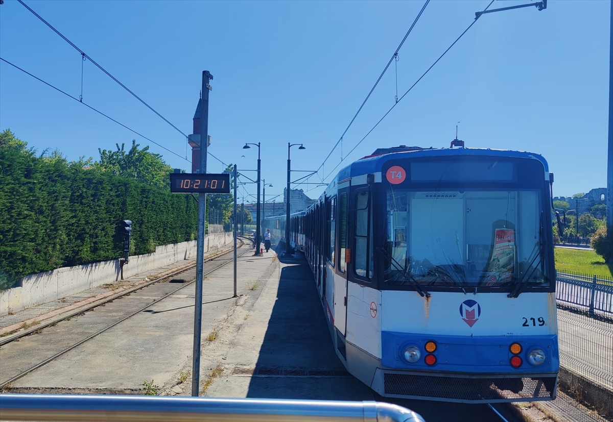 Topkapı durağında bekleyen tramvayda çıkan yangın söndürüldü