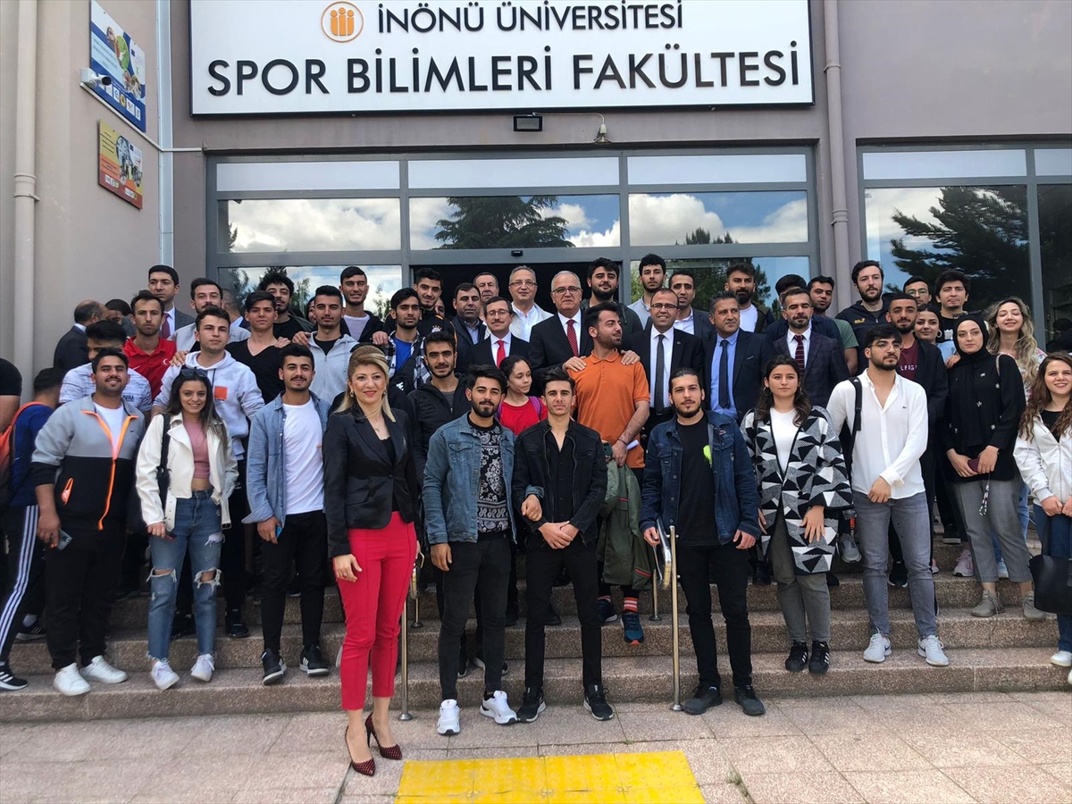 TVF Başkanı Üstündağ, Malatya'da öğrencilerle buluştu