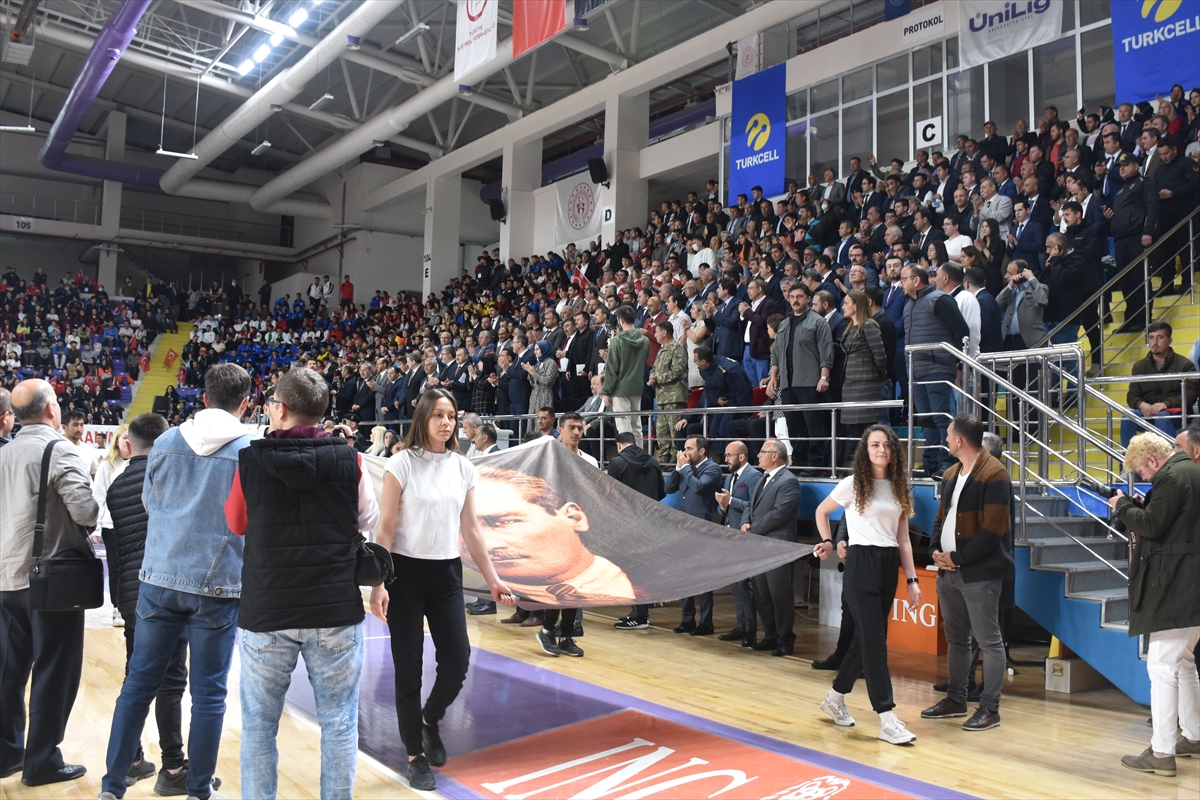 Gençlik ve Spor Bakanı Kasapoğlu, ÜNİLİG finallerinin açılış töreninde konuştu: