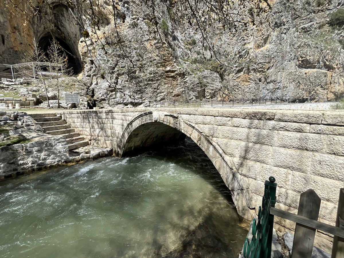 Zindan Mağarası ziyaretçilerini doğa ile iç içe tarihte yolculuğa çıkarıyor