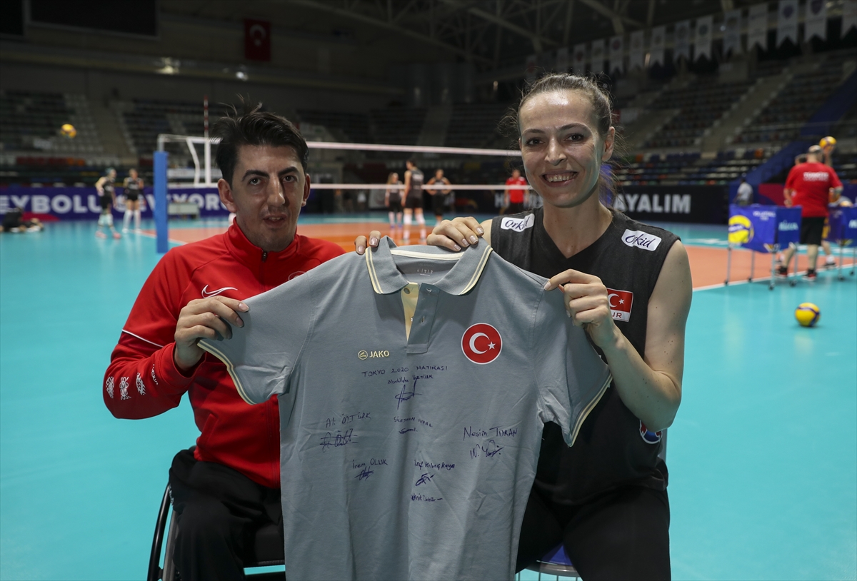 A Milli Kadın Voleybol Takımı oyuncuları, Paralimpik milli masa tenisçileriyle buluştu