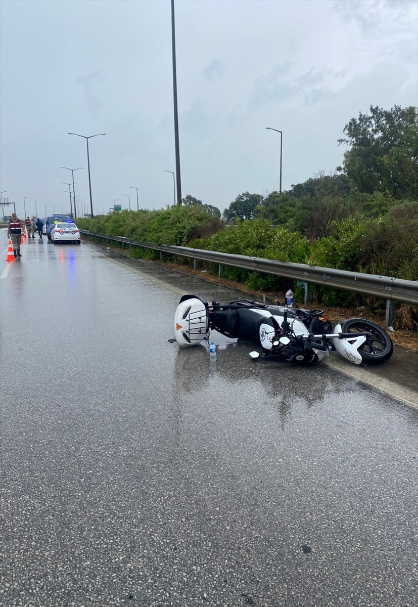 Adana'da bariyere çarpan motosikletteki 1 kişi öldü, 1 kişi yaralandı