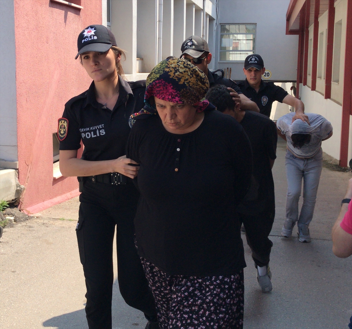 Adana'da evinde öldürülen kişinin katil zanlıları, silahlı saldırıda yaralanan kadının yakınları çıktı
