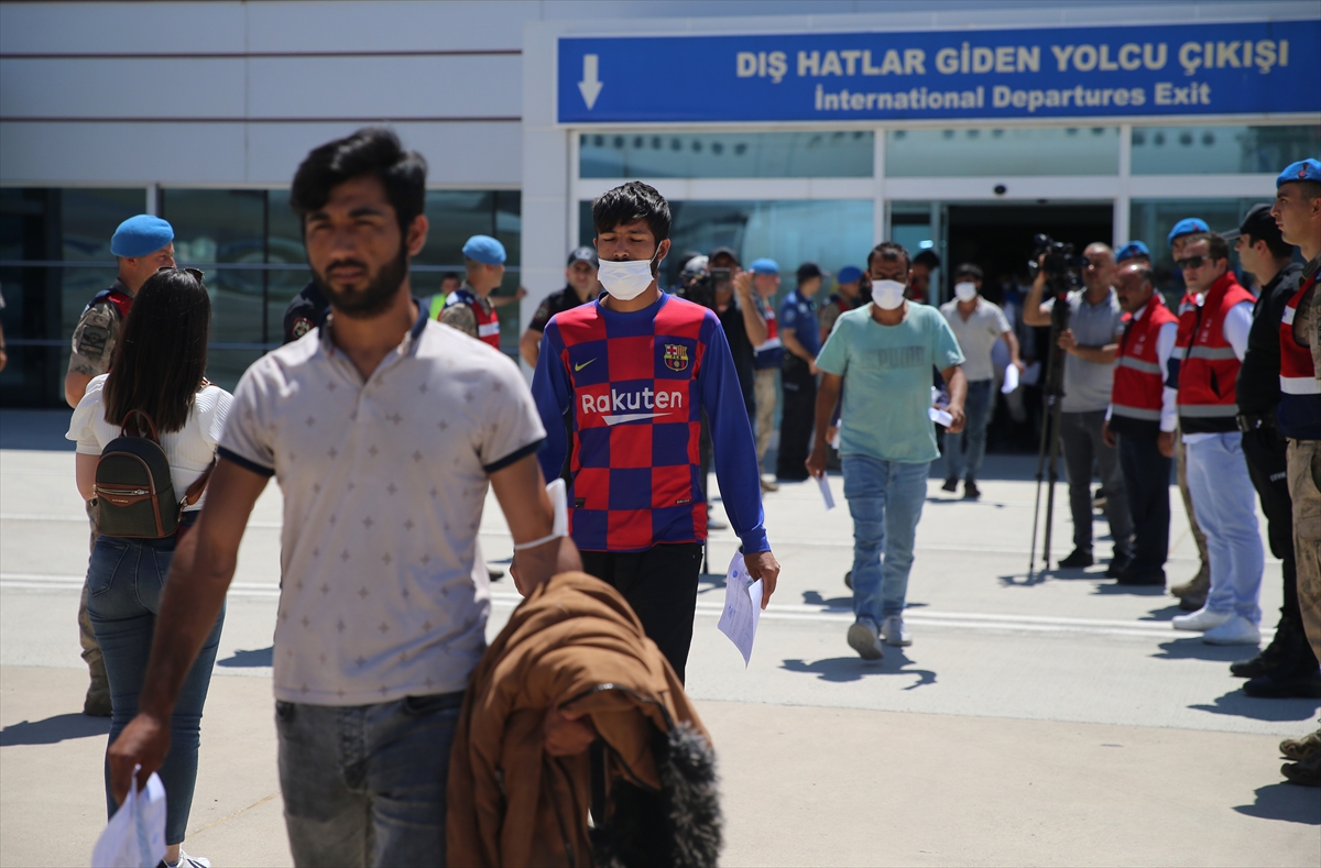 Afganistan uyruklu 454 düzensiz göçmen daha sınır dışı edildi