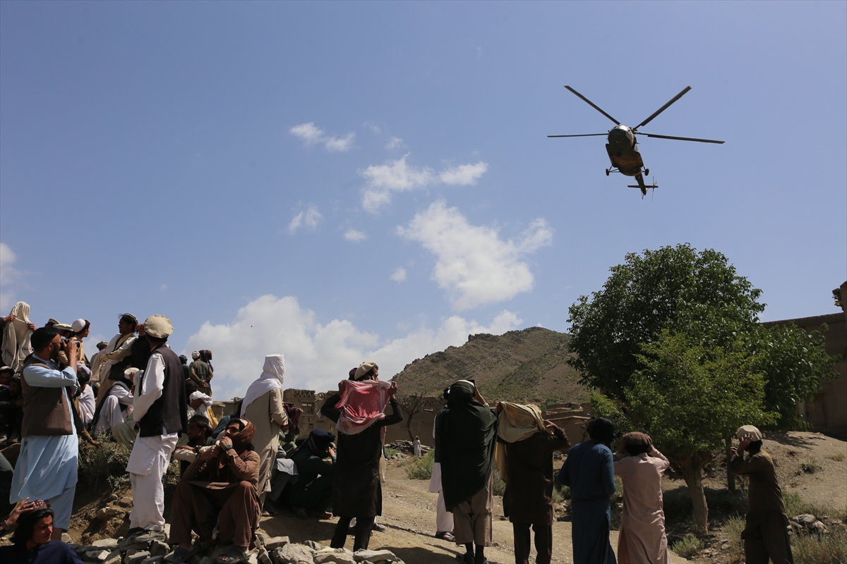 Afganistan'ın deprem bölgelerine ilk insani yardımlar ulaştırılmaya başlandı