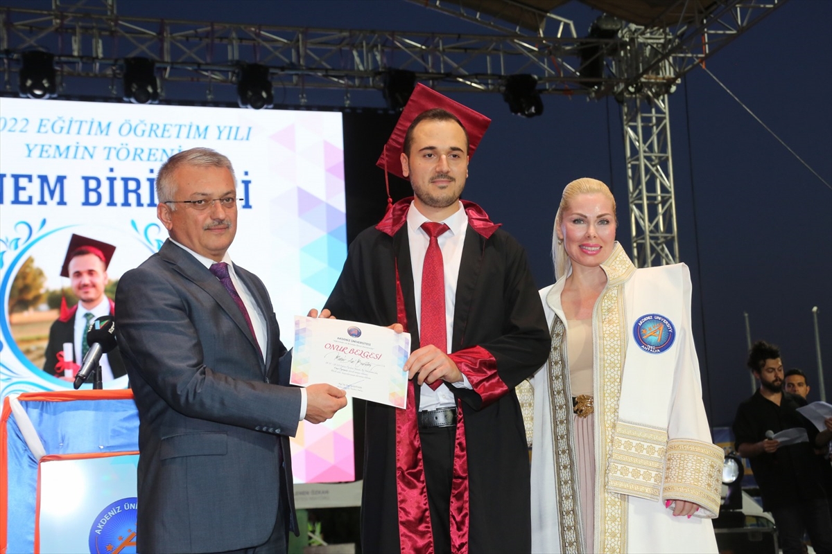 Akdeniz Üniversitesi Tıp Fakültesinden mezun olan 438 öğrenci yemin ederek hekim oldu