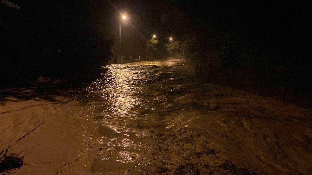 Amasya'da sağanak taşkınlara neden oldu