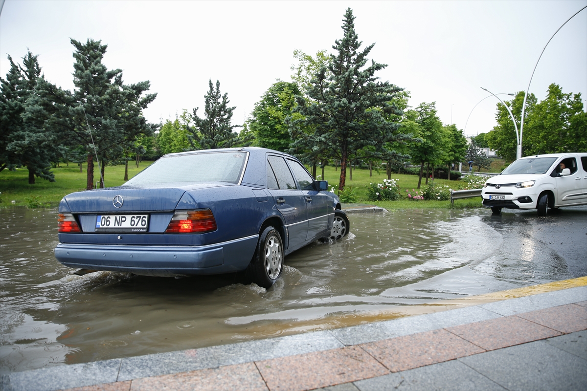 Ankara'daki sağanakta Eskişehir Yolu sular altında kaldı