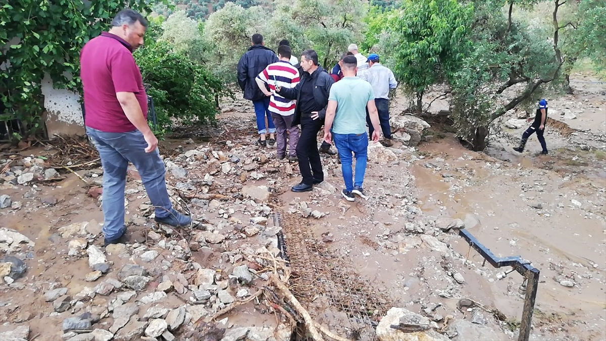 Aydın'da sağanak nedeniyle bazı evleri su bastı, iki otomobil sele kapıldı