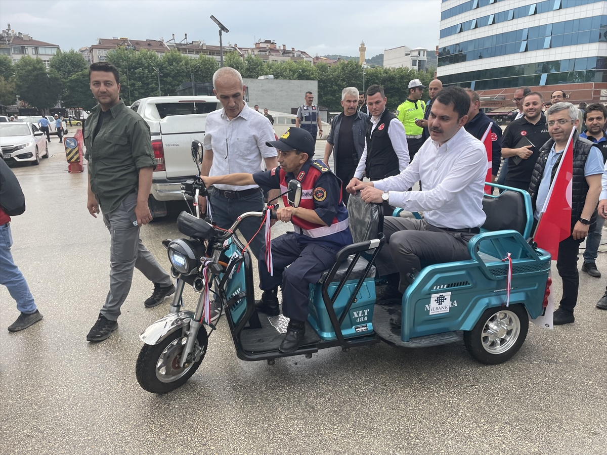 Bakan Kurum, Kastamonu'da bir engelliye elektrikli motosiklet hediye etti