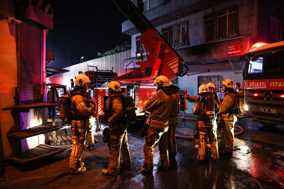 Bayrampaşa'da iş yerinde çıkan yangını itfaiye ekipleri söndürdü