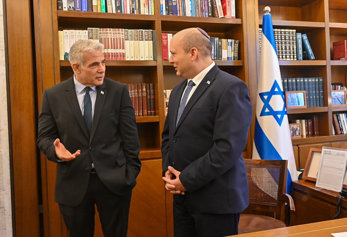 Bennett İsrail’de başbakanlık makamını Lapid’e devretti