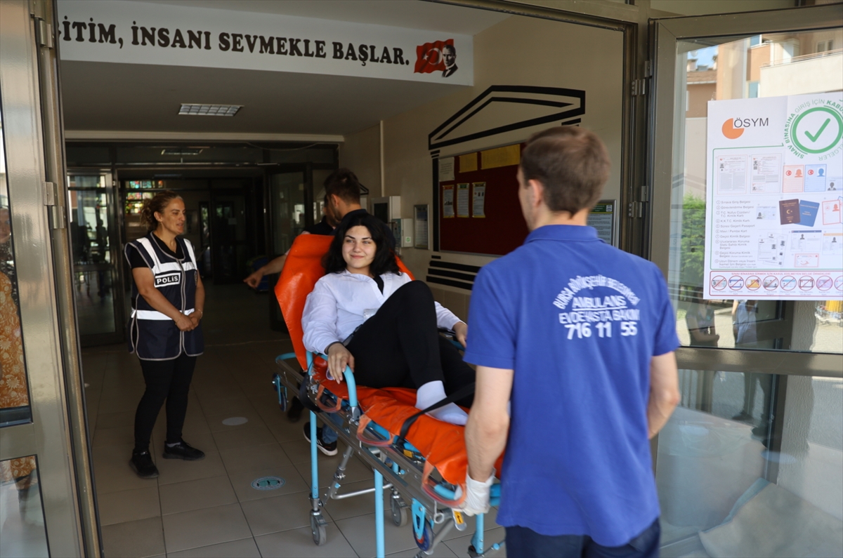 Bir ay önce trafik kazası geçiren üniversite adayı sınava ambulansla götürüldü