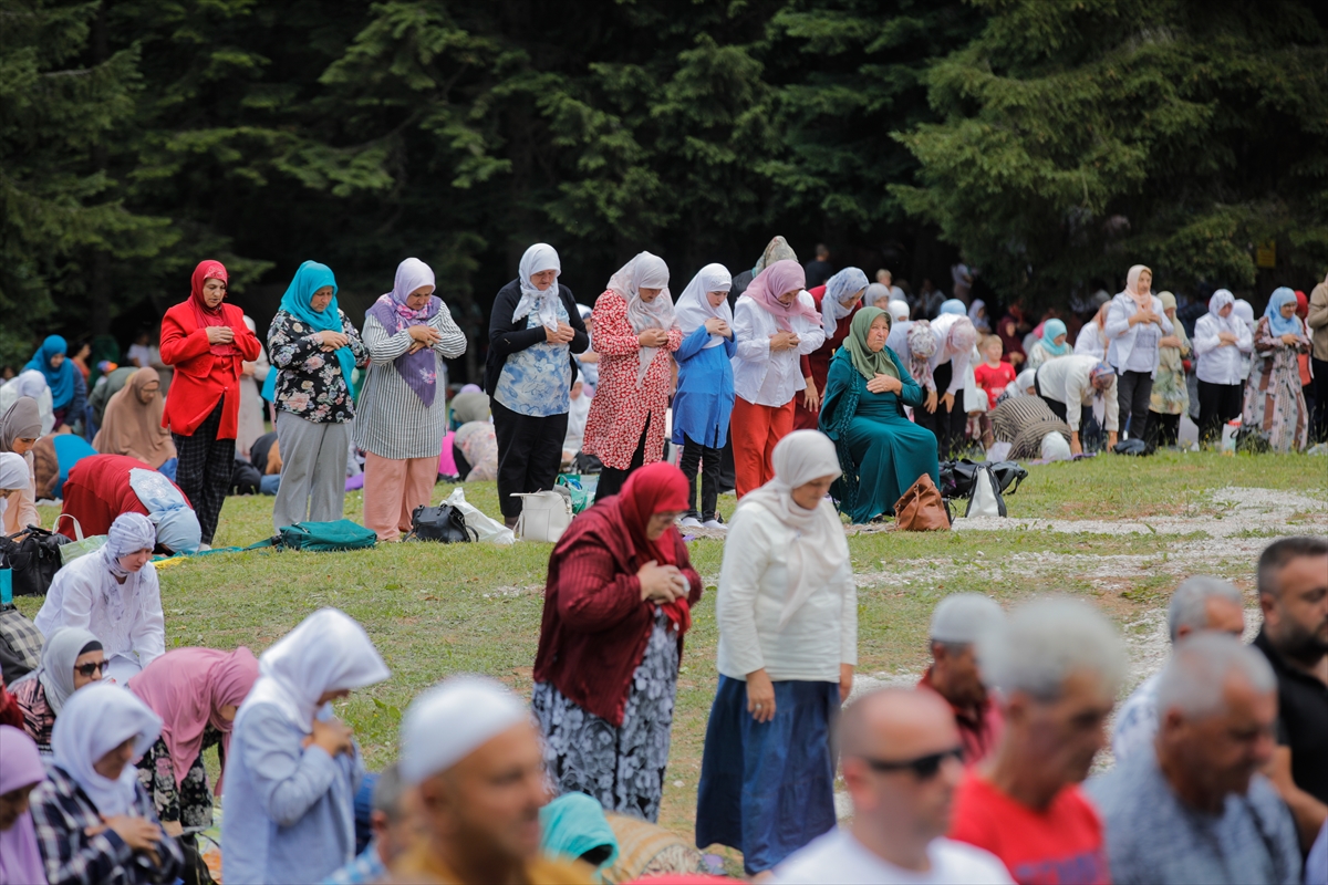 Bosna Hersek'teki 512. Ayvaz Dede Şenlikleri binlerce kişinin kıldığı öğle namazıyla sona erdi