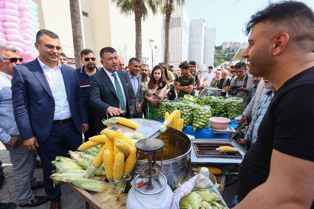 CHP'li Ağbaba ile Böke, İzmir'de seyyar satıcılarla bir araya geldi