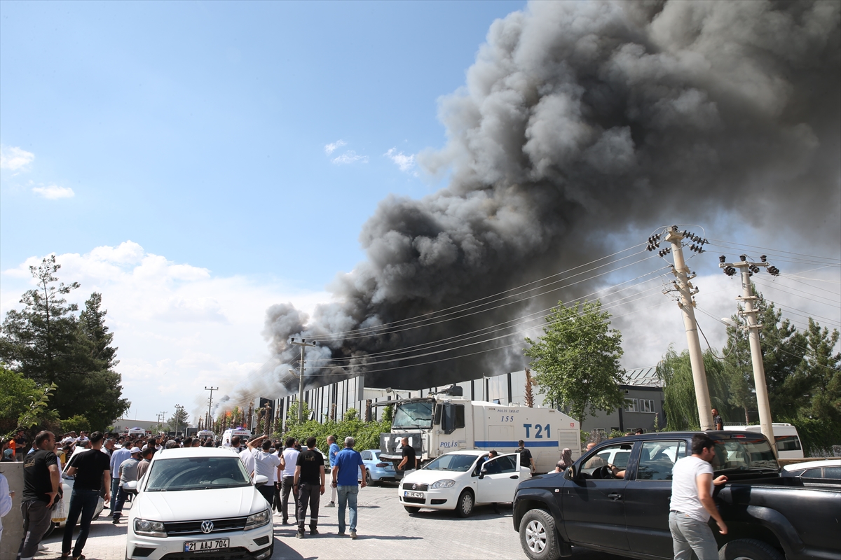 GÜNCELLEME – Diyarbakır'da fabrikada çıkan yangına müdahale ediliyor