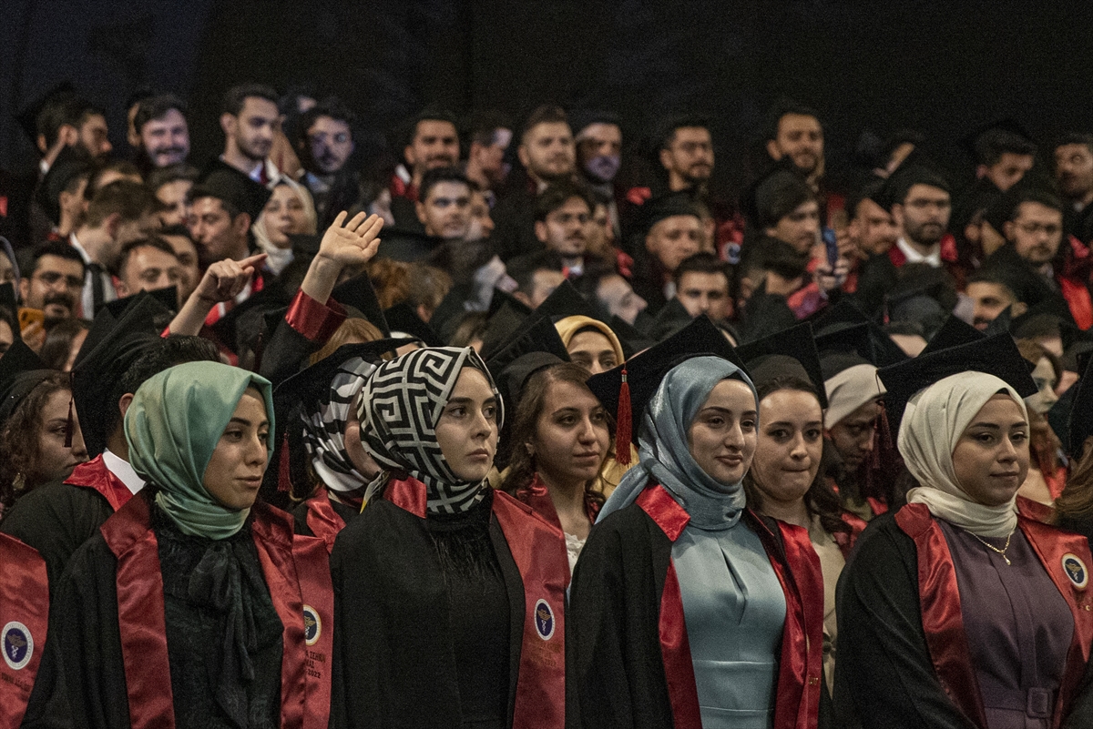 Eğitim hayatlarında ayrılmayan ikizler tıp fakültesinden de birlikte mezun oldu