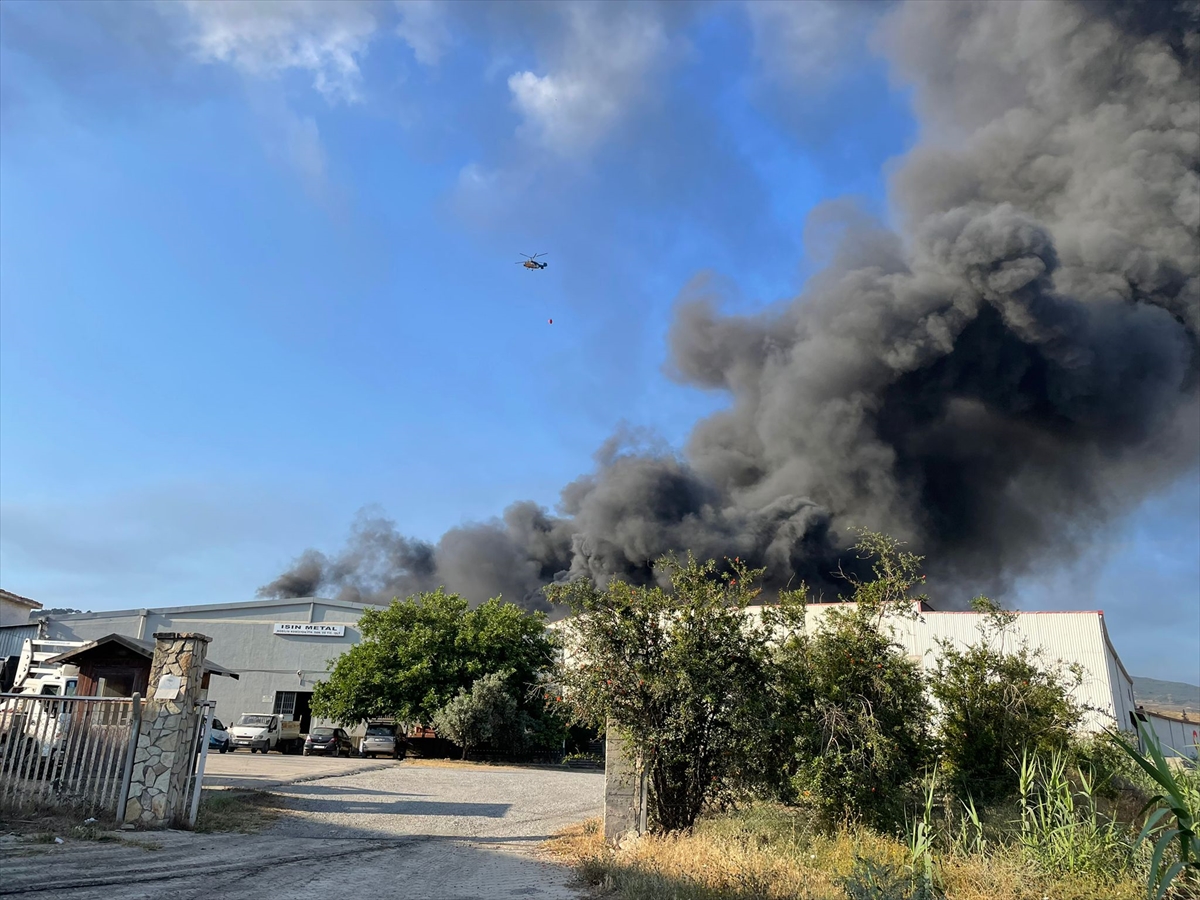 Hatay'da antrepoda çıkan yangına havadan ve karadan müdahale ediliyor