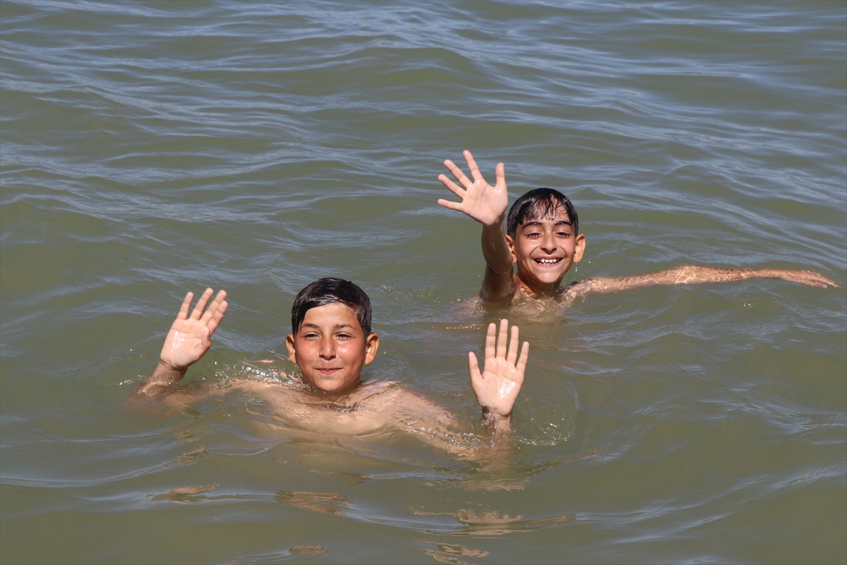 Hazar Gölü sahilleri tatil için bölge halkının tercihi oluyor