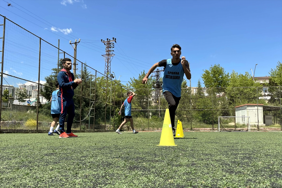 İşitme engelli futbolcu, mezun olduğu lisede geleceğin sporcularını yetiştiriyor